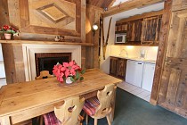 Chalet Diamant - woonkamer met openhaard en eettafel (DIA32)